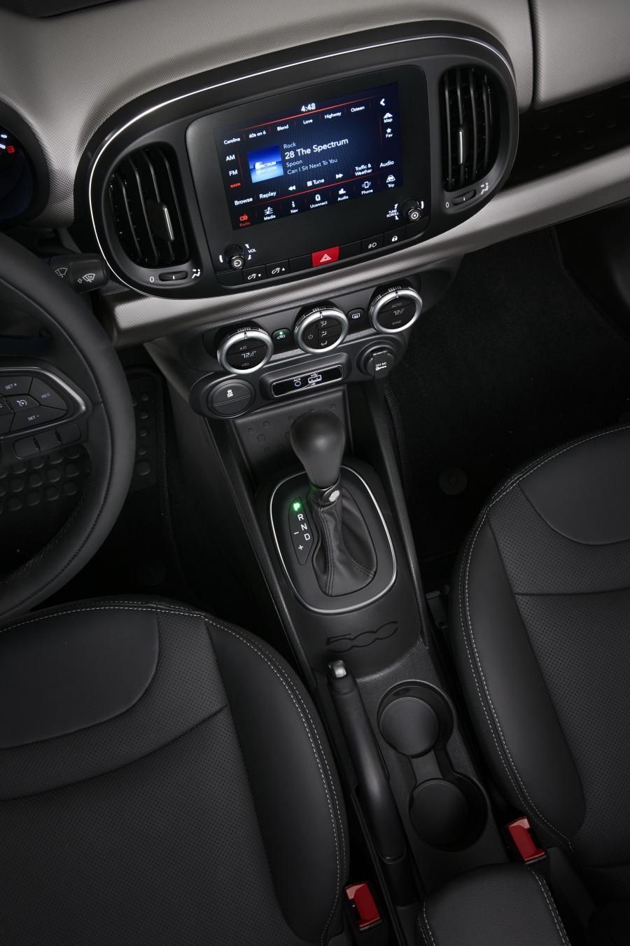 Детали интерьера Fiat 500L (330) 2017 года  (NA) (фото 10 из 15)